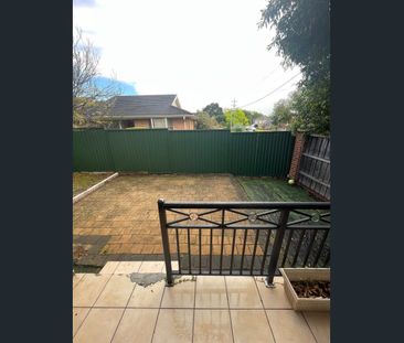SPACIOUS 3 BEDROOM, 2.5 BATHROOM TOWNHOUSE - Photo 4