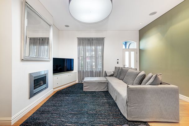 Furnished Executive Rental - Three Bedroom with Separate Study + Parking - Photo 1