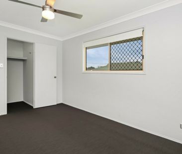 2 BEDROOM TOWNHOUSE WITH COURTYARD ! - Photo 2