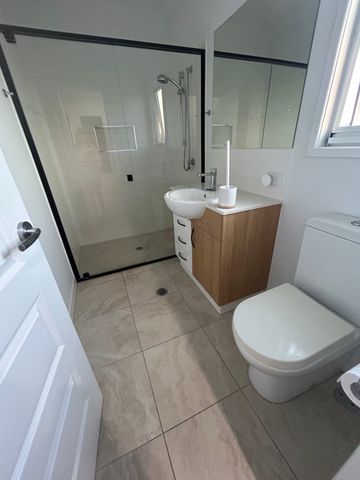 Helensvale - Photo 4