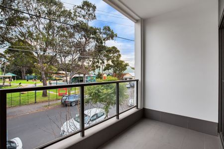 Spacious Townhouse with Designer Kitchen, Study Nook & Secure Parking - Photo 5