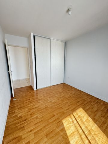 Location Appartement 3 pièces 67m² LA ROCHE SUR YON 85000 - Photo 2