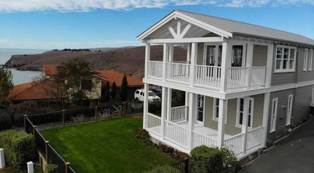 Cape Cod inspired house with panoramic sea views - Photo 3