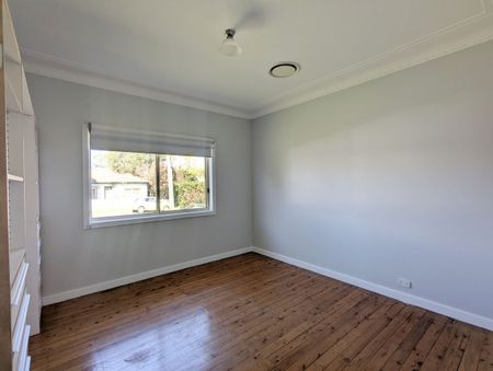 Charming 2 Bed Cottage with Ducted A/C - Photo 3