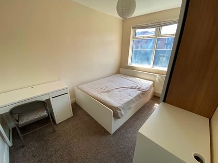 4 Bed End Terrace, Kelso Gardens, LS2 - Photo 5