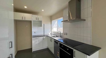 Close to shops, extra storage - Photo 3