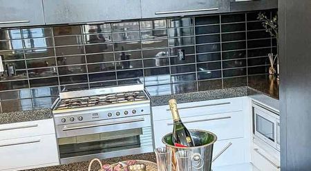 Stylish 2bdrm fully furnished apartment - Photo 5