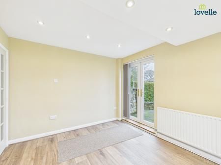 4 bedroom Detached bungalow To Let - Photo 4