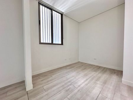 Modern and Spacious 2 Bedroom Apartment - Photo 2