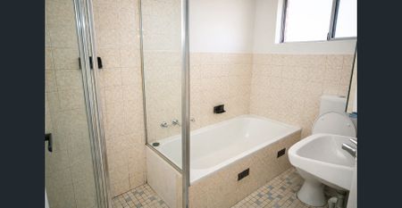 Nicely updated, top floor residence with a lock up garage & storeroom - Photo 4