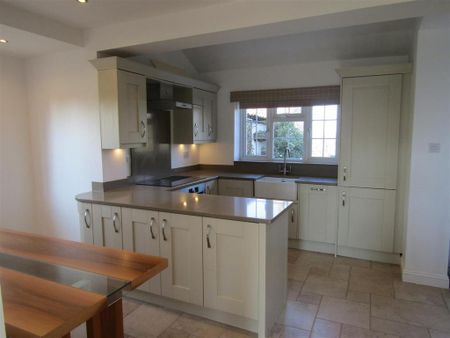 2 bedroom end of terrace house to rent - Photo 2