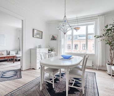 Skøn møbleret lejlighed med stor altan - Photo 2