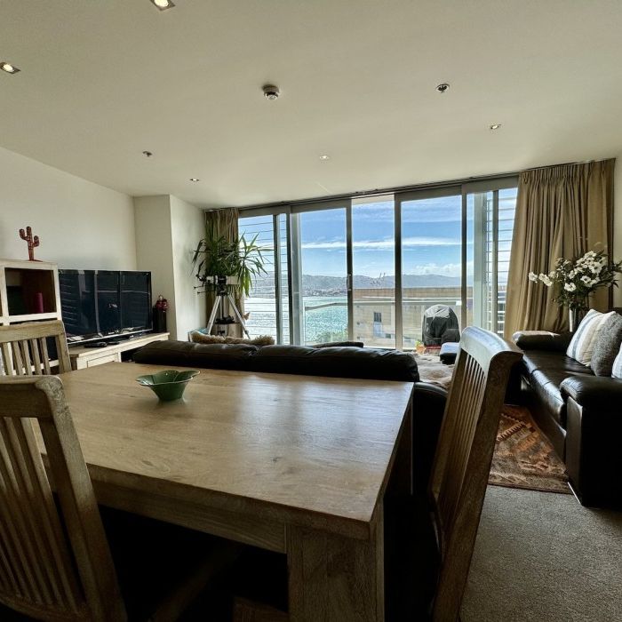 Two bedroom apartment with inner harbour views - Photo 1
