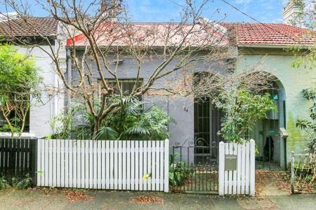 Luxuriously Designed, Tastefully Renovated, Stylish and Sun Kissed Executive Style Family Home in a Blue-Ribbon Location, Pet Friendly - Photo 3