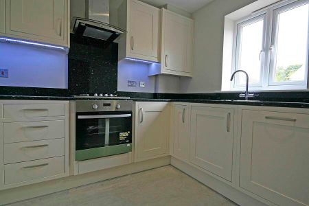 Woodham Lane, New Haw - 3 bedrooms Property for lettings - Seymours - Photo 2