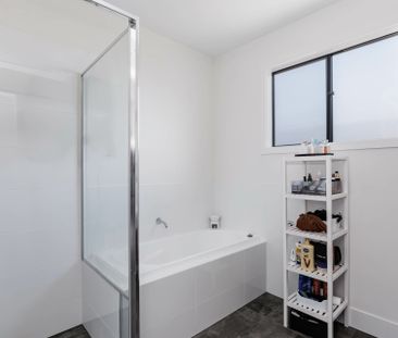 Stylish, Low-Maintenance Townhouse in Prime Location - Photo 4