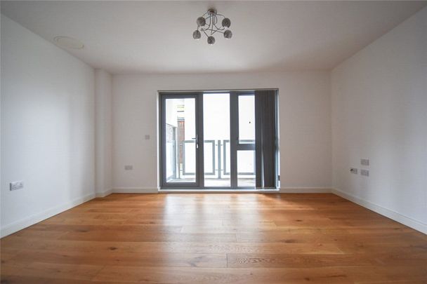 Well presented 2 bedroom third floor apartment for rent in Cambridge at this prestigious development. Under floor gas heating. Allocated parking. Unfurnished. - Photo 1