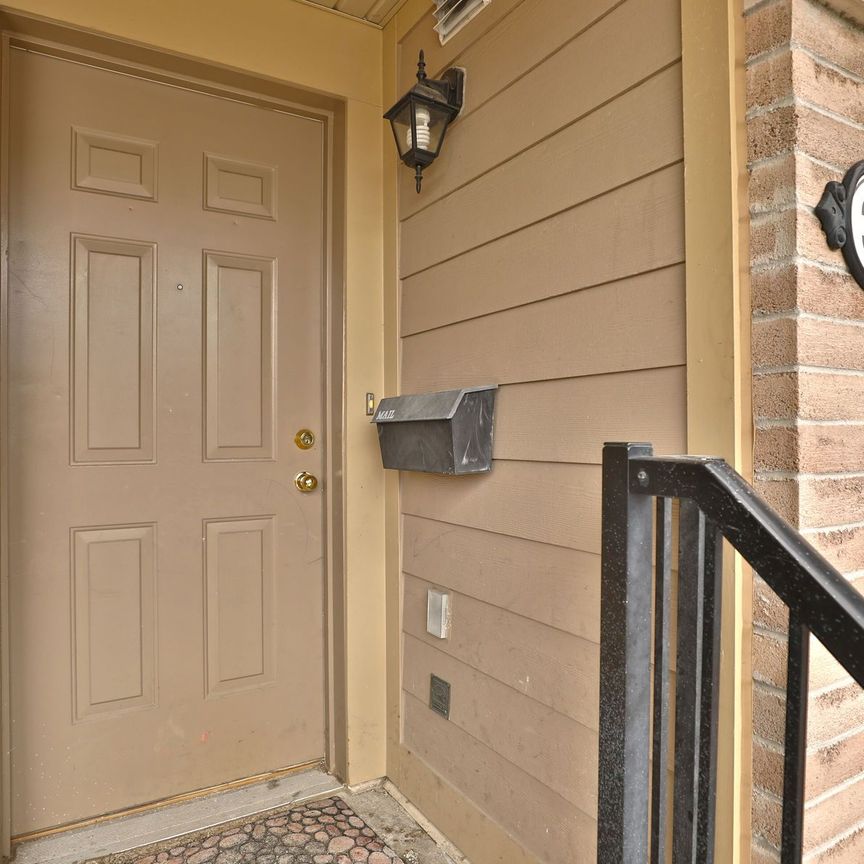 For Lease - 4975 Southampton Drive Unit# 317, Mississauga, Ontario - Photo 1