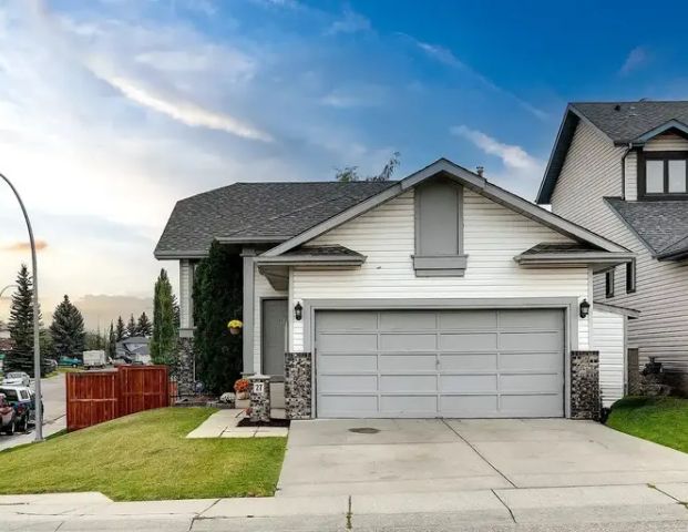 4 Bedroom House in Citadel | 27 Citadel Pass Crescent Northwest, Calgary - Photo 1