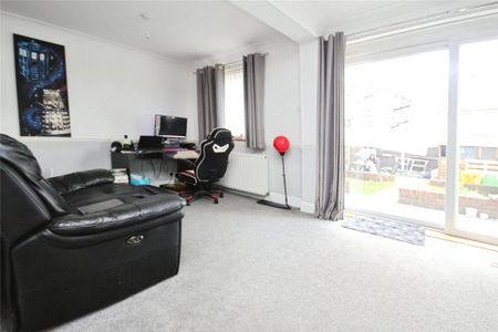 3 bedroom end of terrace house to rent - Photo 3