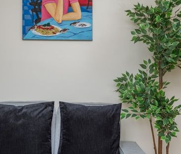 3 Bed Flat, Falcon Road, SW11 - Photo 2