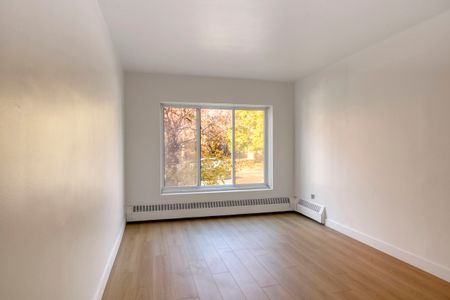 2400 Van Horne - Photo 2