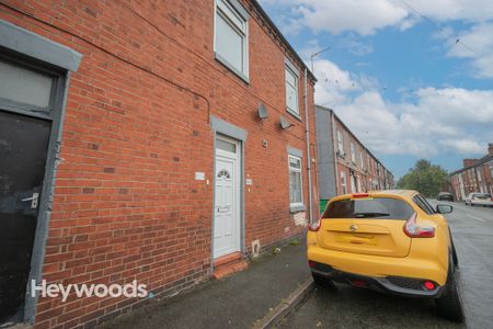 1 bed apartment to rent in Edensor Street, Newcastle-under-Lyme, Staffordshire - Photo 2