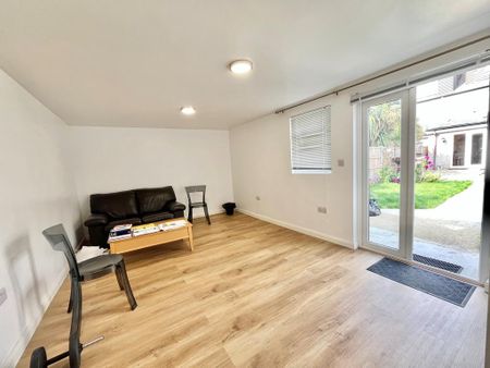 5 bedroom semi-detached house to rent - Photo 3