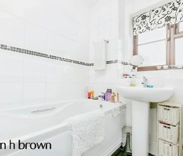 California Close - Photo 4