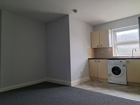 3 bedroom flat to rent - Photo 4