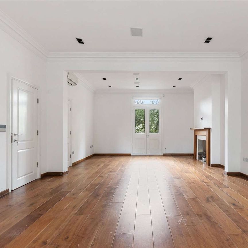 A newly decorated four-bedroom family home on a quiet residential road in St. John's Wood. - Photo 1