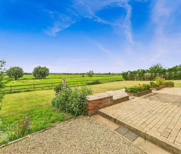 4 bedroom detached house to rent - Photo 2