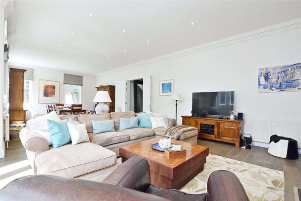 An impressive 3 bedroom duplex apartment in this central village location, with an off street parking space. - Photo 1