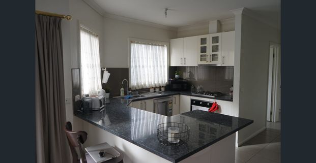 Modern three bedroom townhouse in a great location! - Photo 1