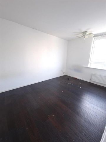 3 bedroom flat to rent - Photo 3