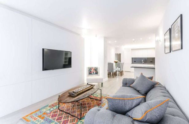 Elegant Two-Bedroom Mews Home in the Heart of Marylebone  W1 - Photo 1