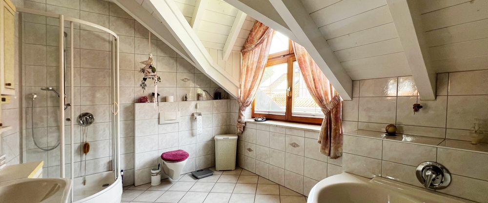 Bayrischer Charme: freistehendes Einfamilienhaus mit Garten, Wintergarten , Kachelofen, Outdoor-Pool - Foto 1