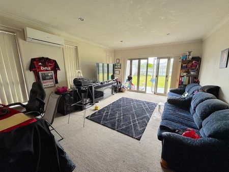A family home with new carpet for the new tenancy - Photo 5