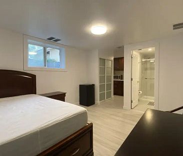 Private Studio Room 10 mins to UofA and 2mins Walk to Southgate Mall/LRT | 4803 111A Street Northwest, Edmonton - Photo 1