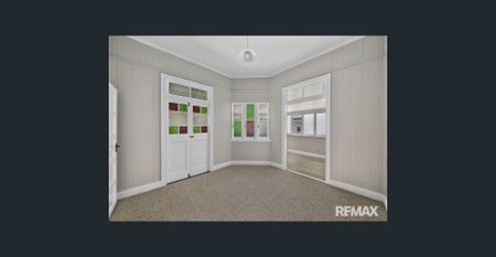 Fully Restored 3 bedroom Queenslander with sunroom - short walk to town. - Photo 3