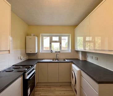 Petersfield Close - Photo 3