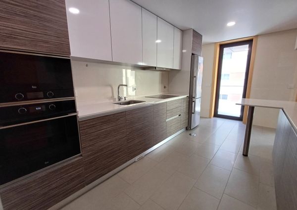 Apartamento T2 junto ao Centro Comercial Glicínias