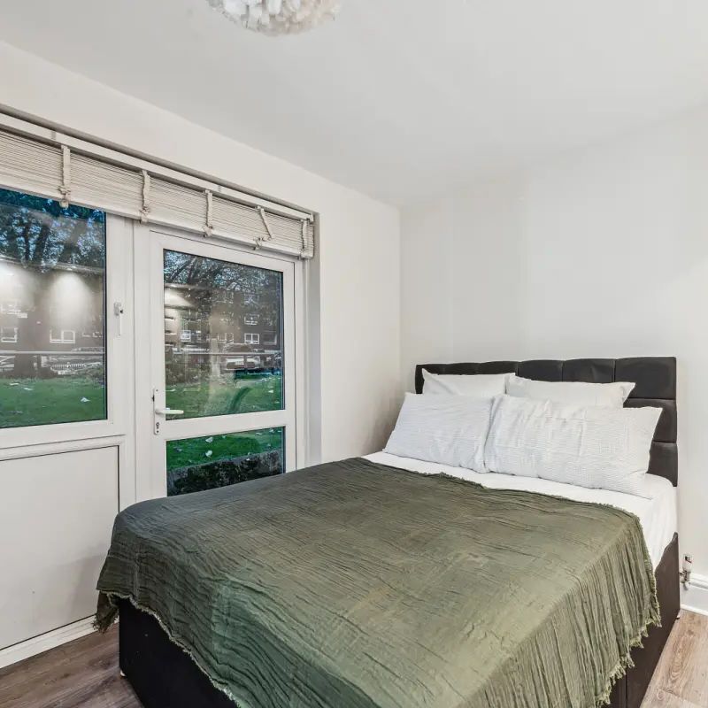 3 bedroom flat in London - Photo 1