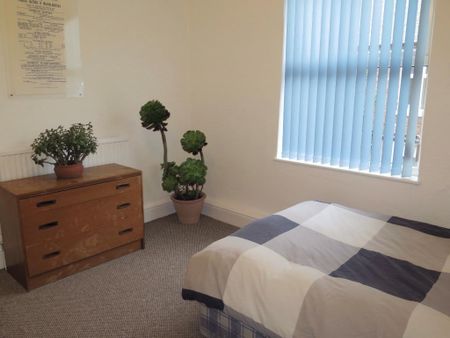 3 bedroom flat to rent - Photo 3