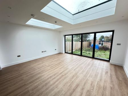 5 bedroom semi-detached house to rent - Photo 2