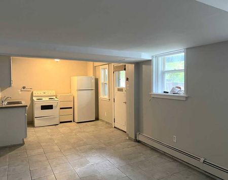 Acadia ~ Great 2 BR Main Floor Flat in Halifax! - Photo 5