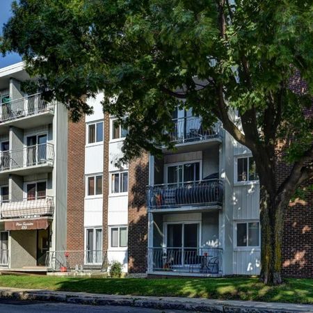 Coquet 4 1/2 3e étage tout béton - eau chaude + chauffage inclus - MARS ou JUILLET - Photo 4