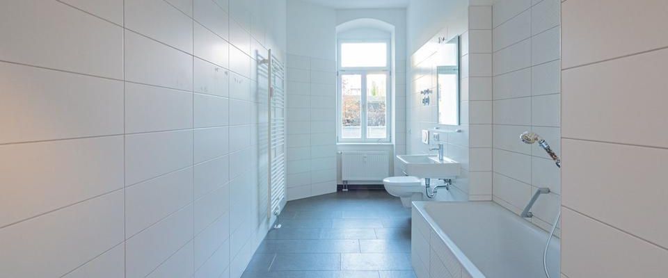 Komfortable Wohnung in mondänem Altbau in Elbnähe. Balkon, Parkett, und Tageslichtbad mit Wanne. - Photo 1