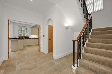 Newly refurbished 4 bedroom home with air conditioning in the sought after Wayneflete Estate. - Photo 2