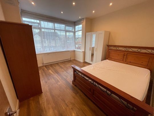 2 bed maisonette to rent in Bowrons Avenue, Wembley, HA0 - Photo 1